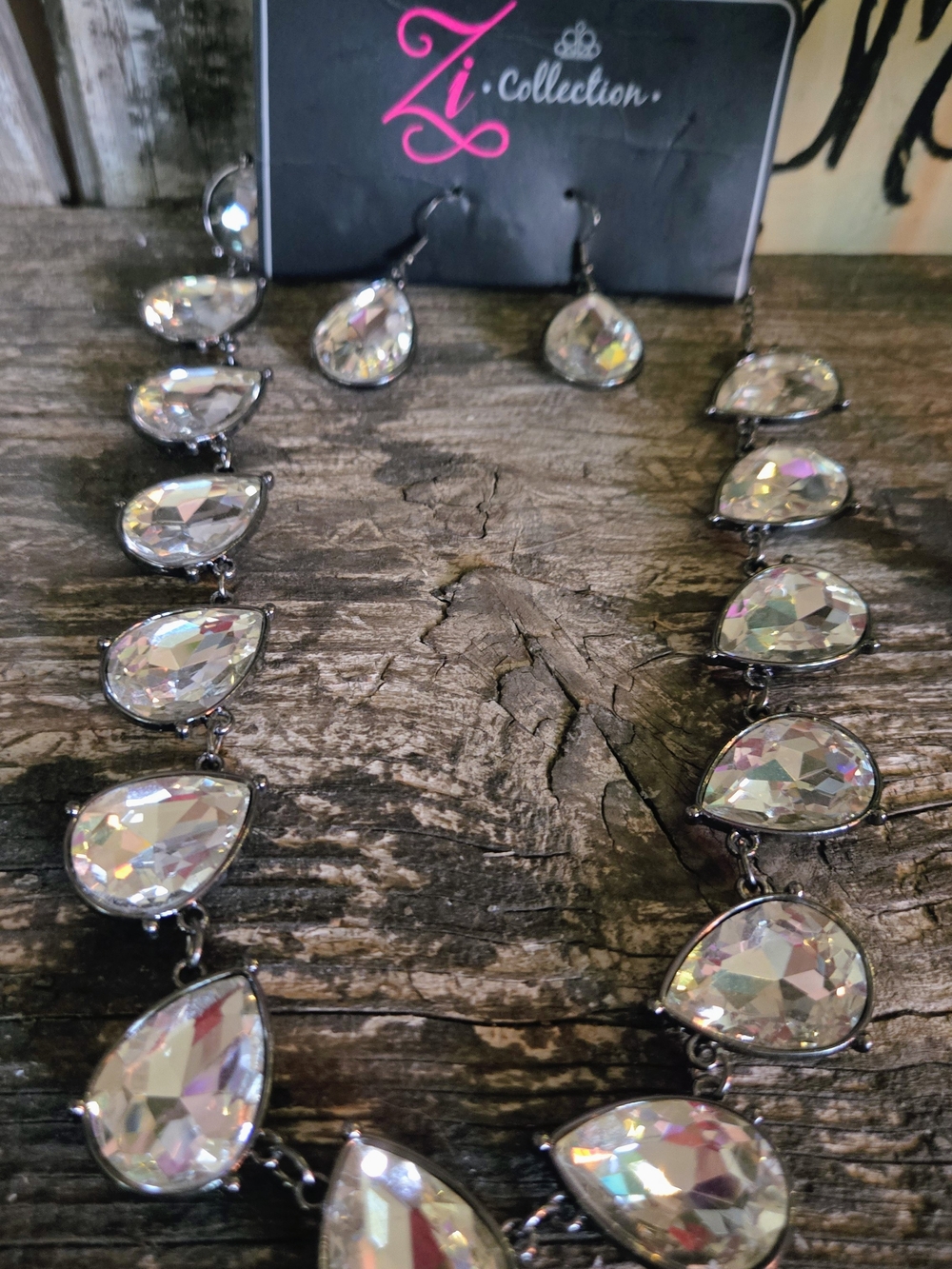 IC COLLECTION Iridescent Teardrop Necklace in Clear
